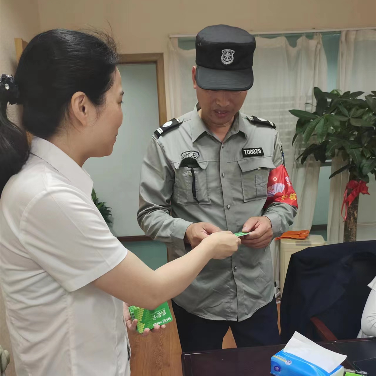 6686体育市场工会为全体职工发放端午慰问品